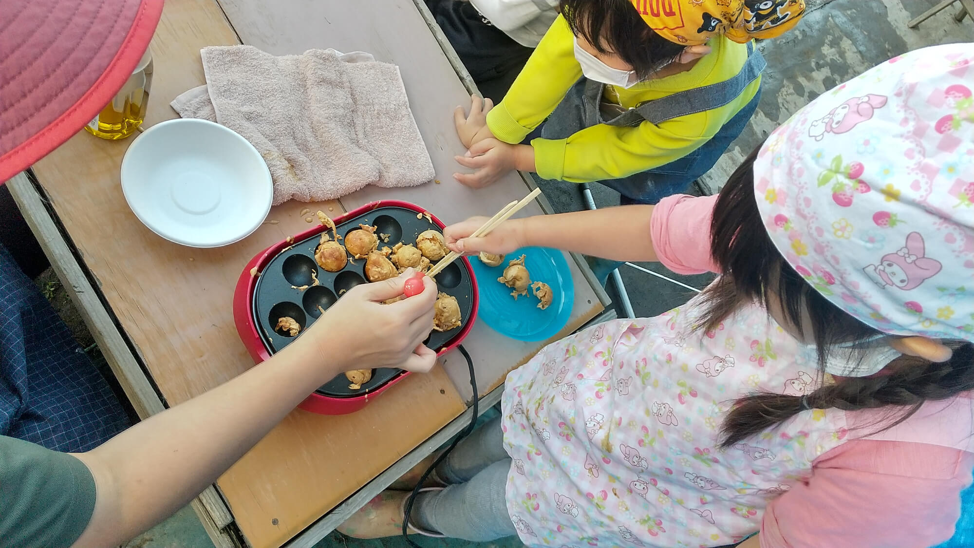 たこ焼き器で焼く様子