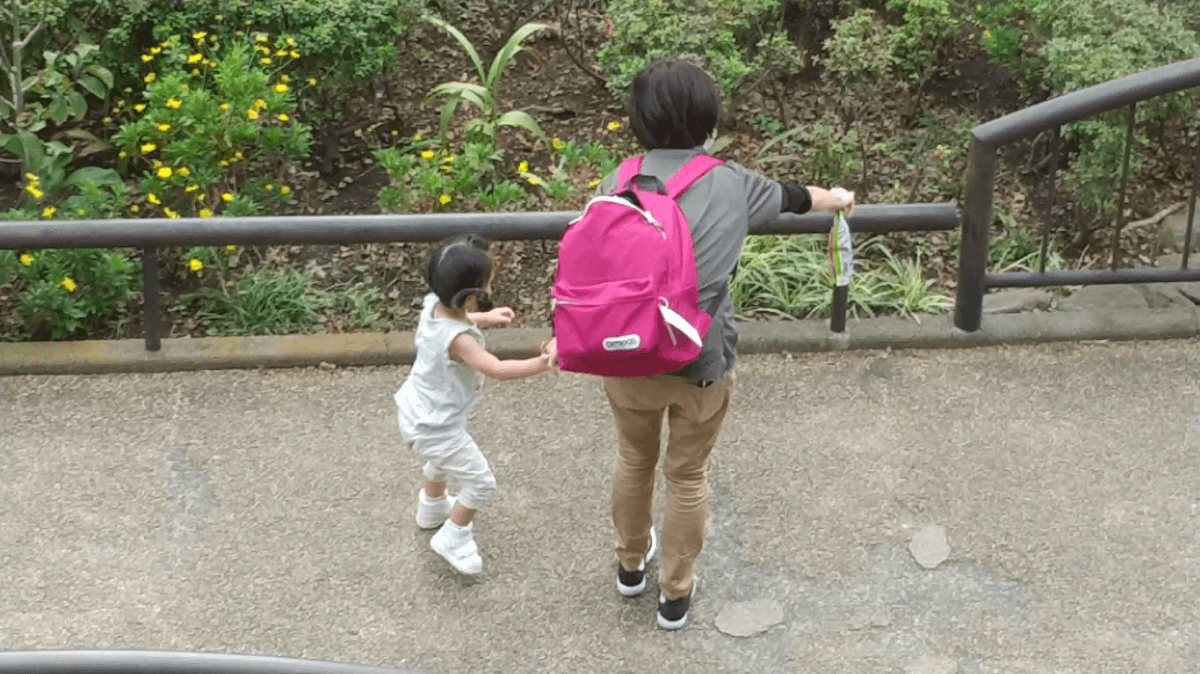 歩く職員と子ども