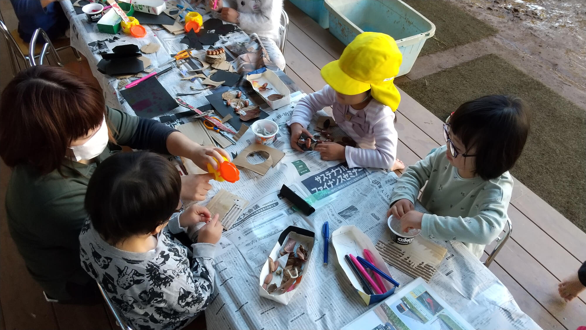 集めた材料を使って制作をする子どもたち