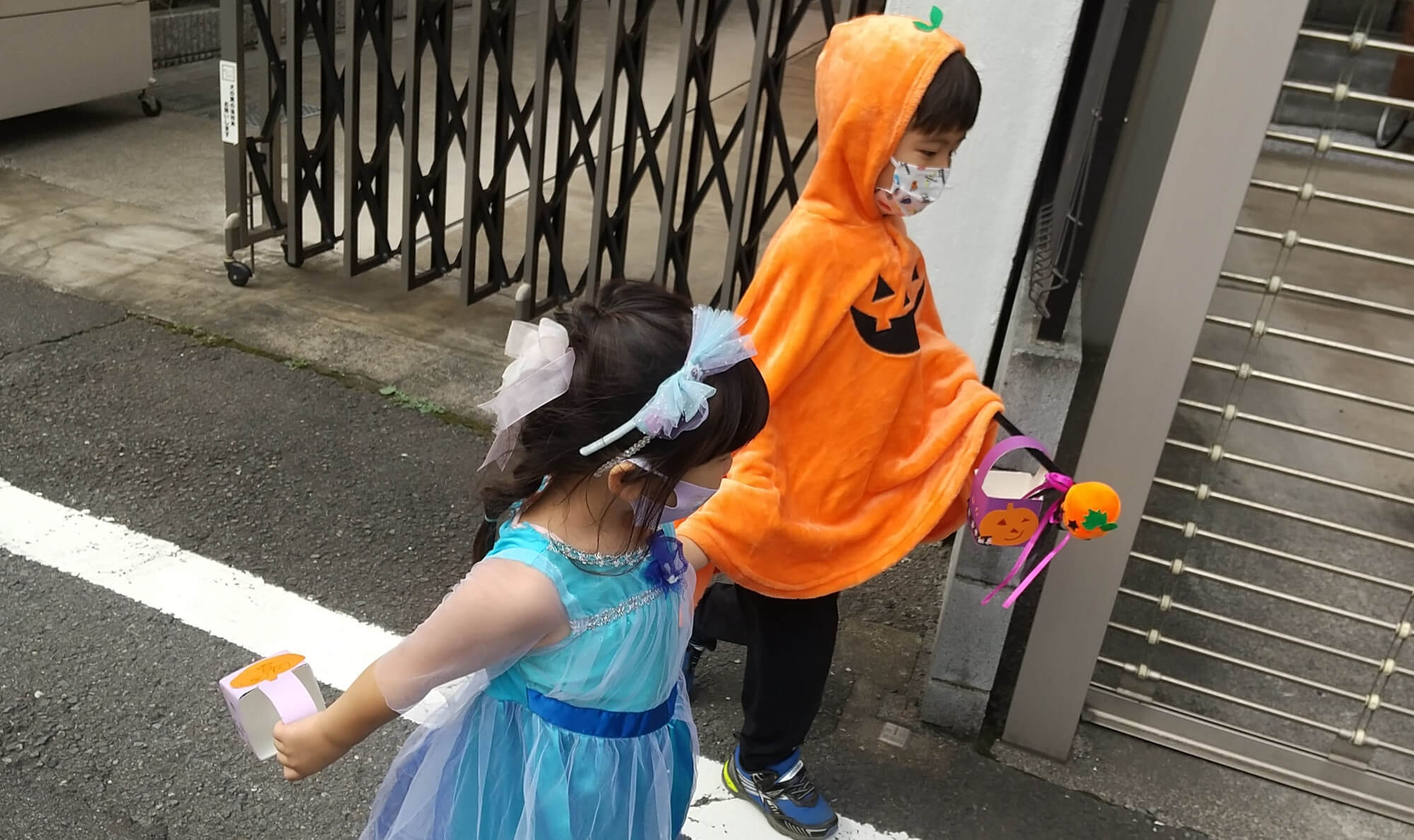 仮装をして公園に向かう子ども