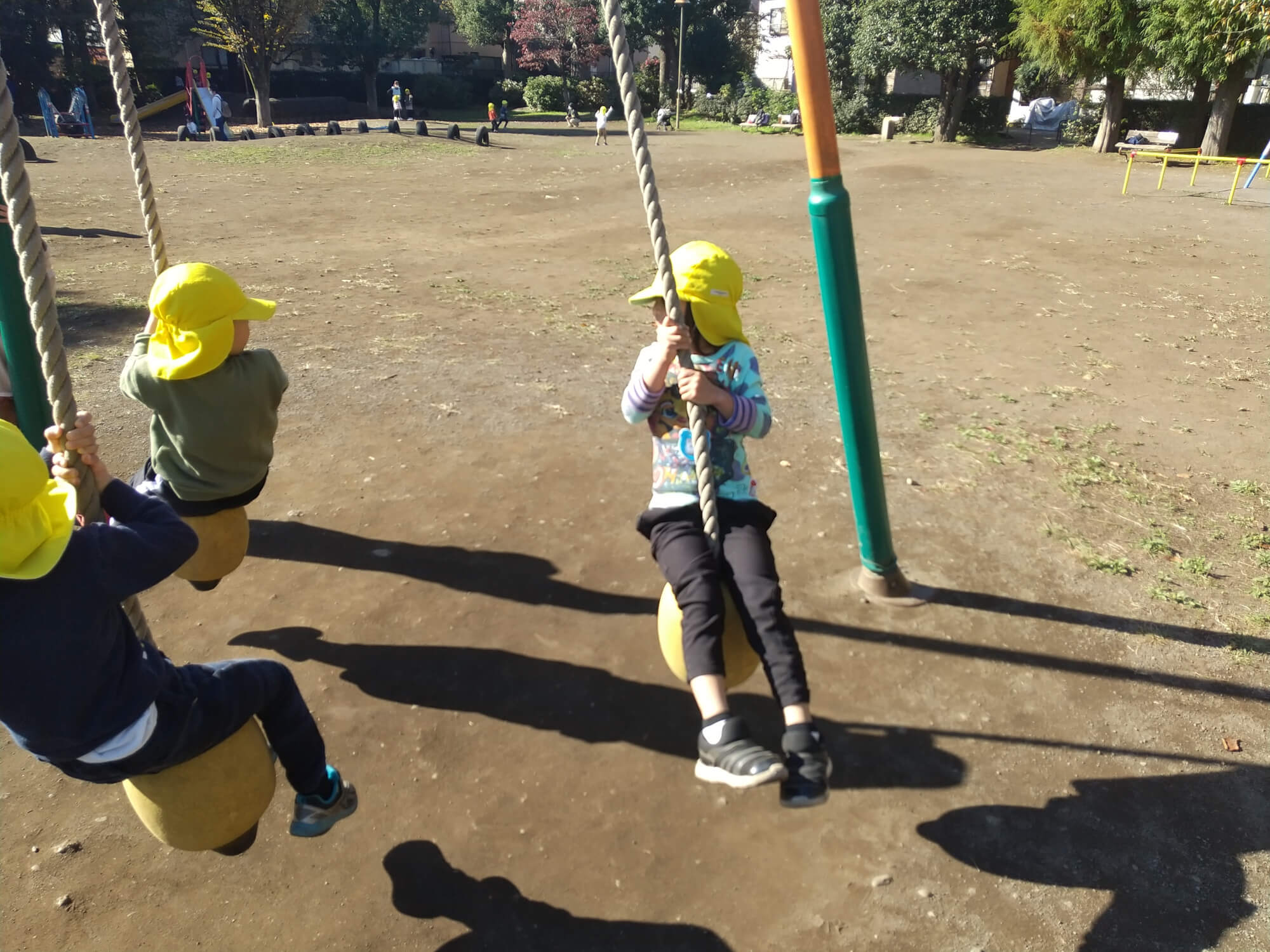 遊具で遊ぶ子どもたち