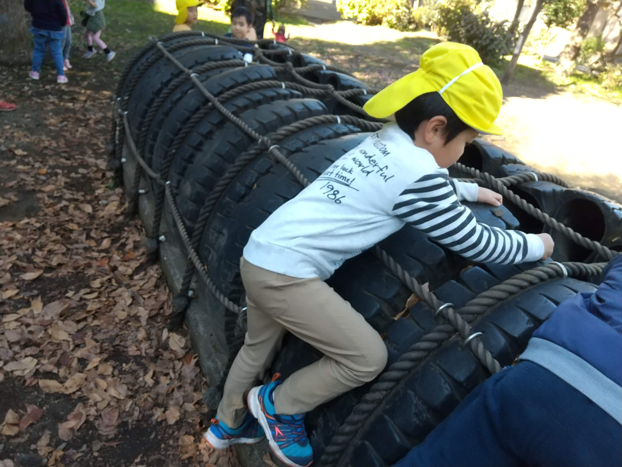 タイヤに登ろうとする子ども