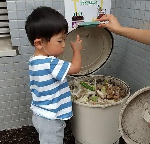 残菜からコンポスト作りに挑戦