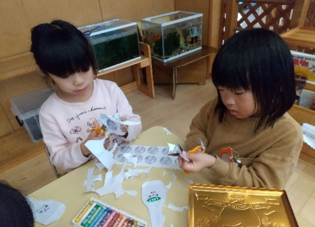 紙でお金をつくる子どもたち