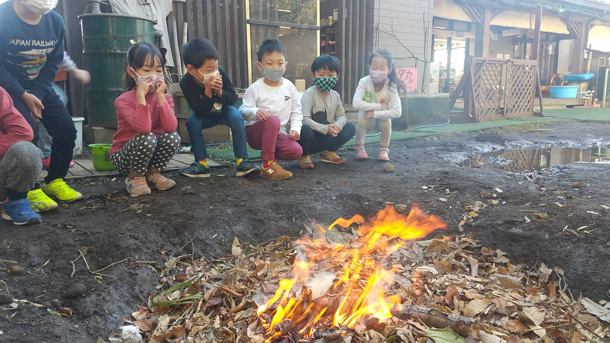 焚き火を囲む子どもたち