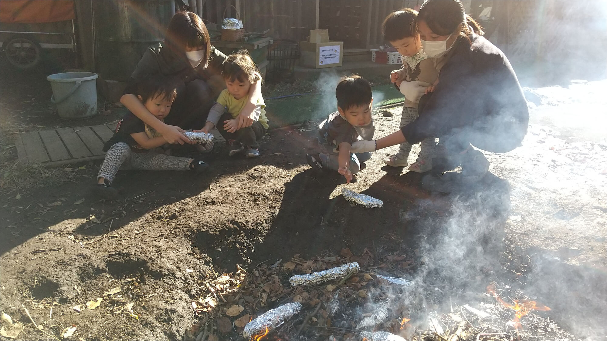 さつま芋の焼き上がりを待つ子どもたち