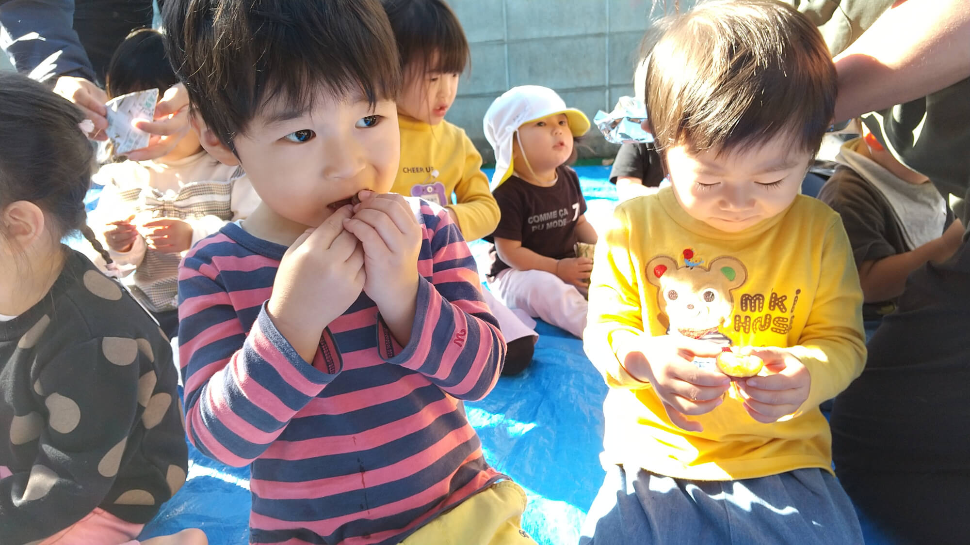 焼きあがったさつま芋を食べる子どもたち