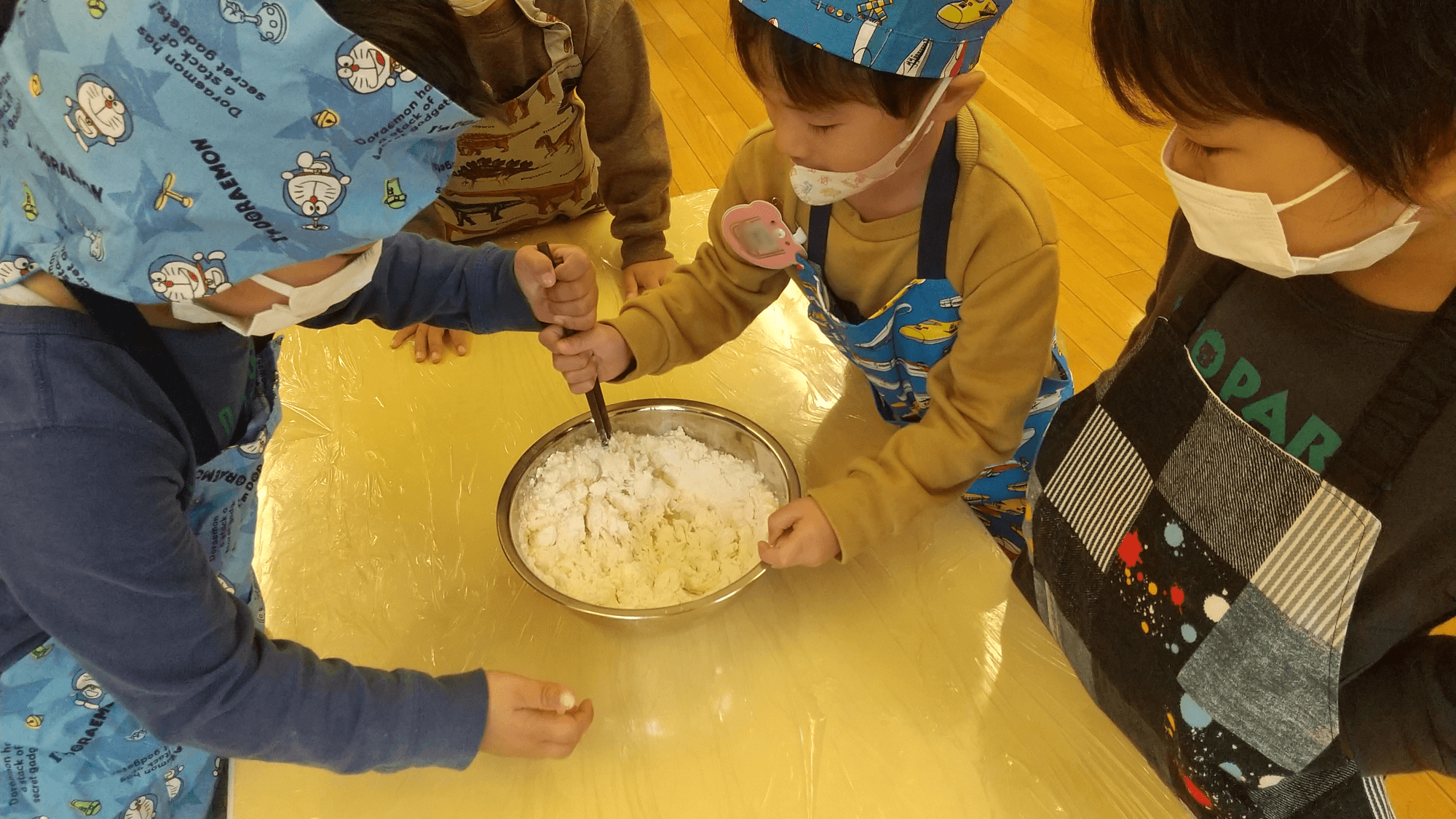 生地をこねる子どもたち