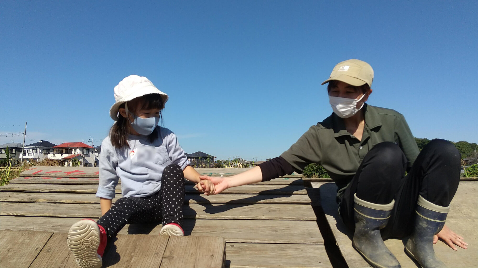 掘っ立て小屋の屋根の上に登る子ども