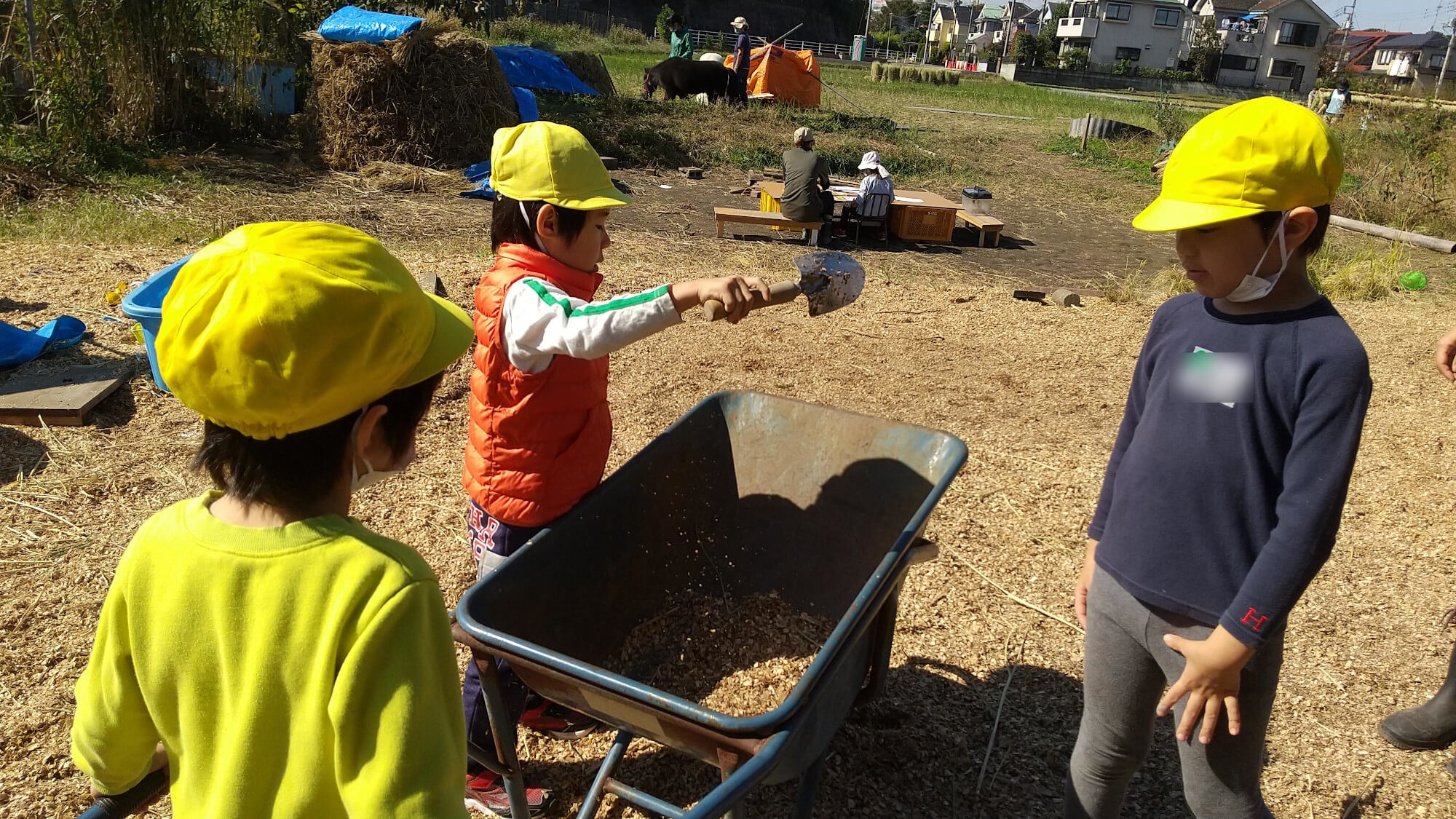 リヤカーで遊ぶ子どもたち