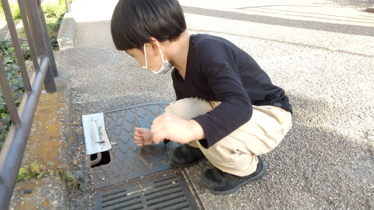 かたさ確認する子ども