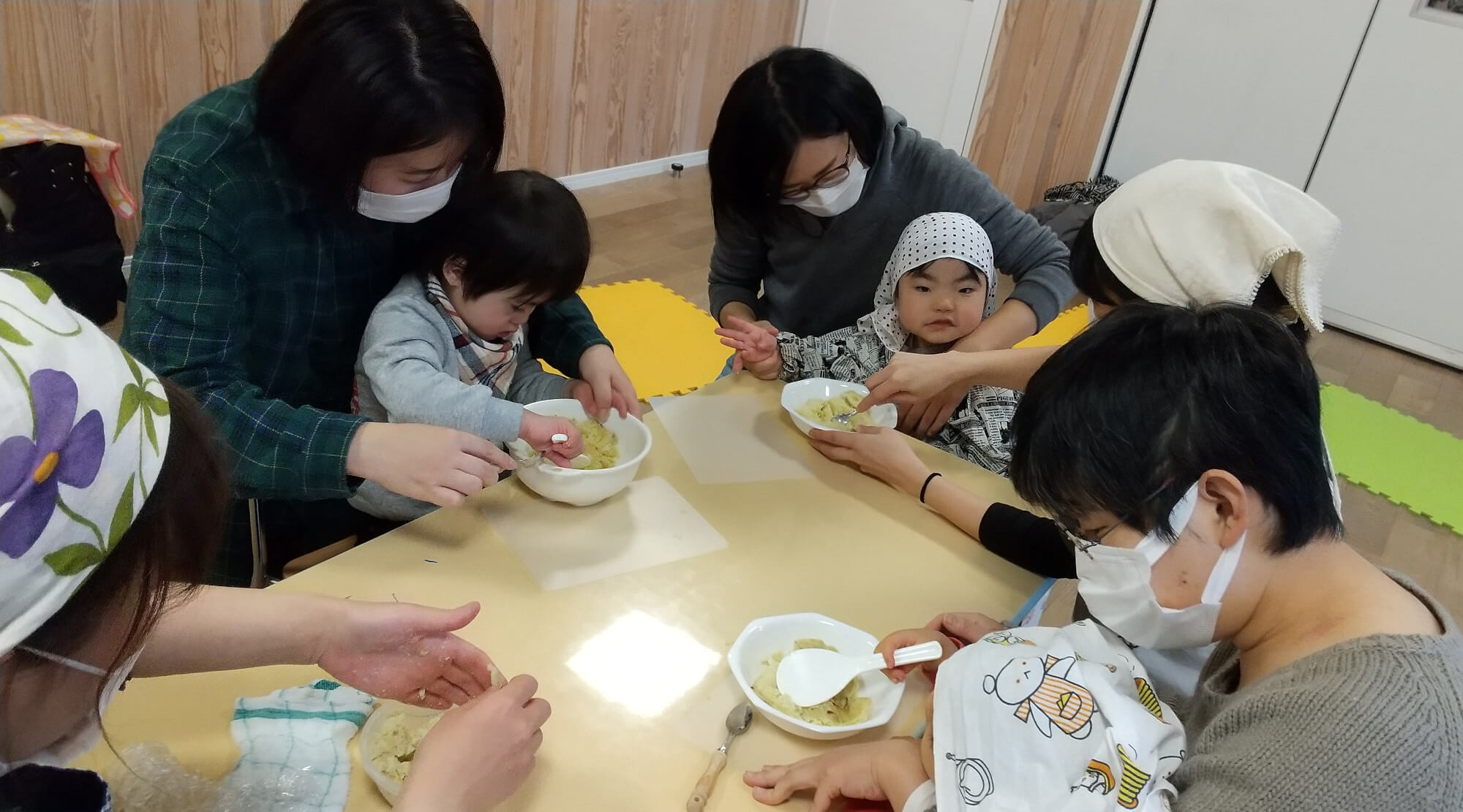 スイートポテト作りをする子どもたち