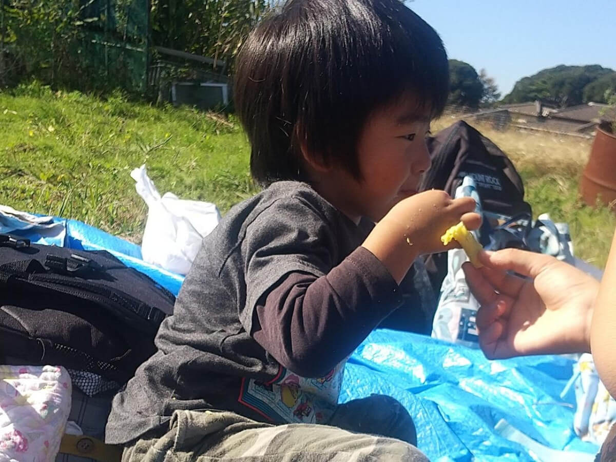 焼き芋を食べる子ども