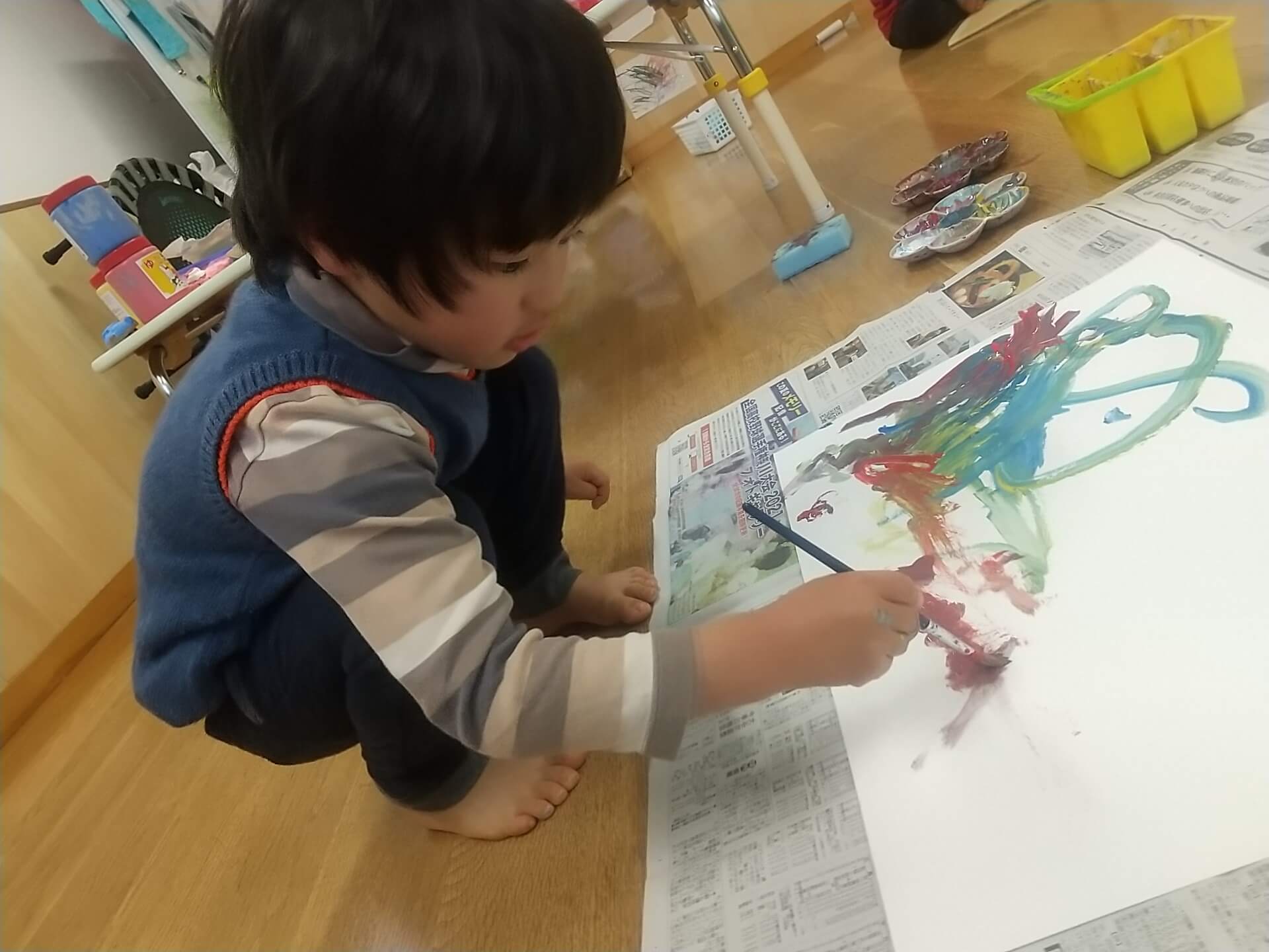 絵の具遊びをする子ども