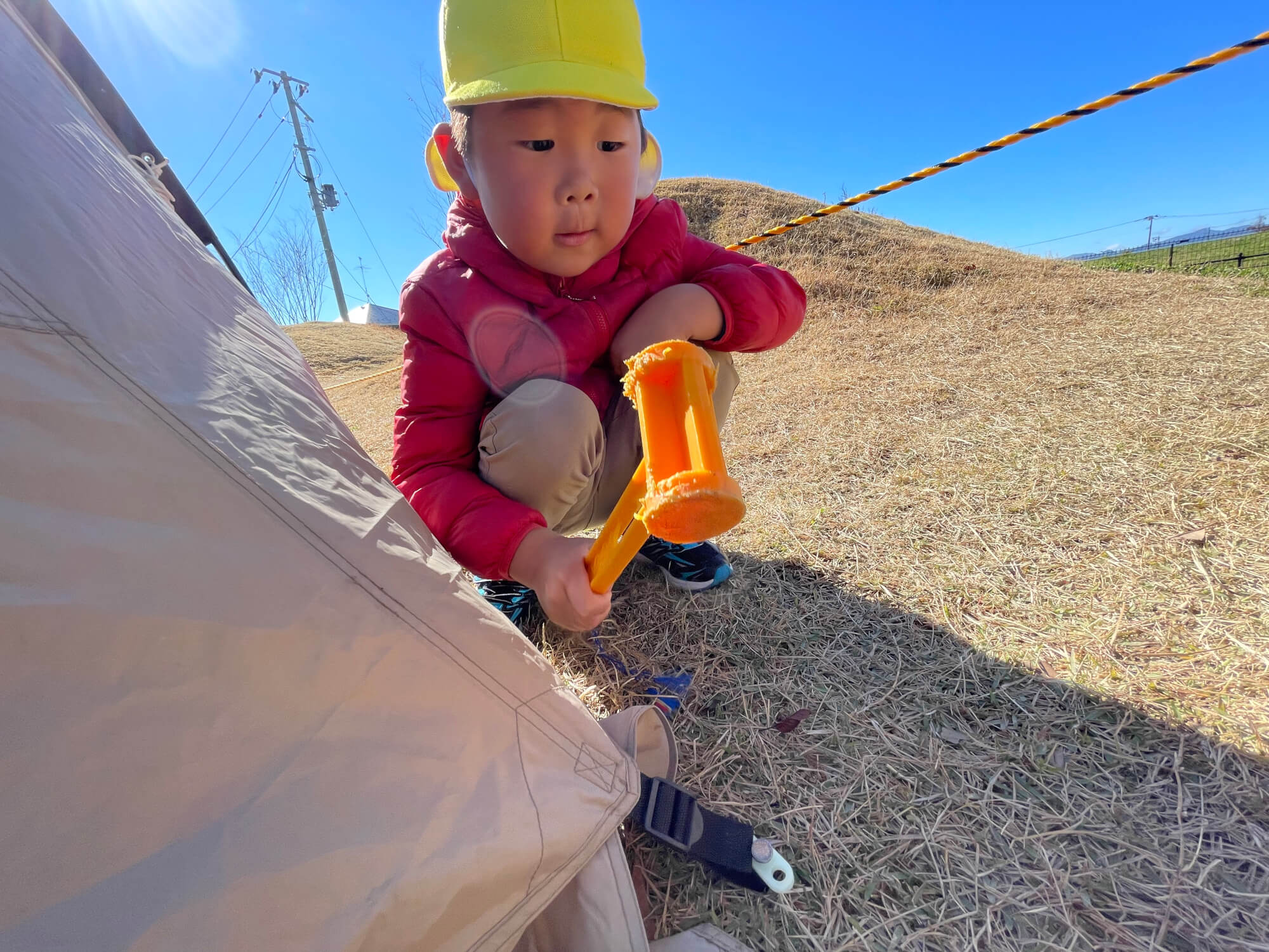 テントを組み立てる子ども