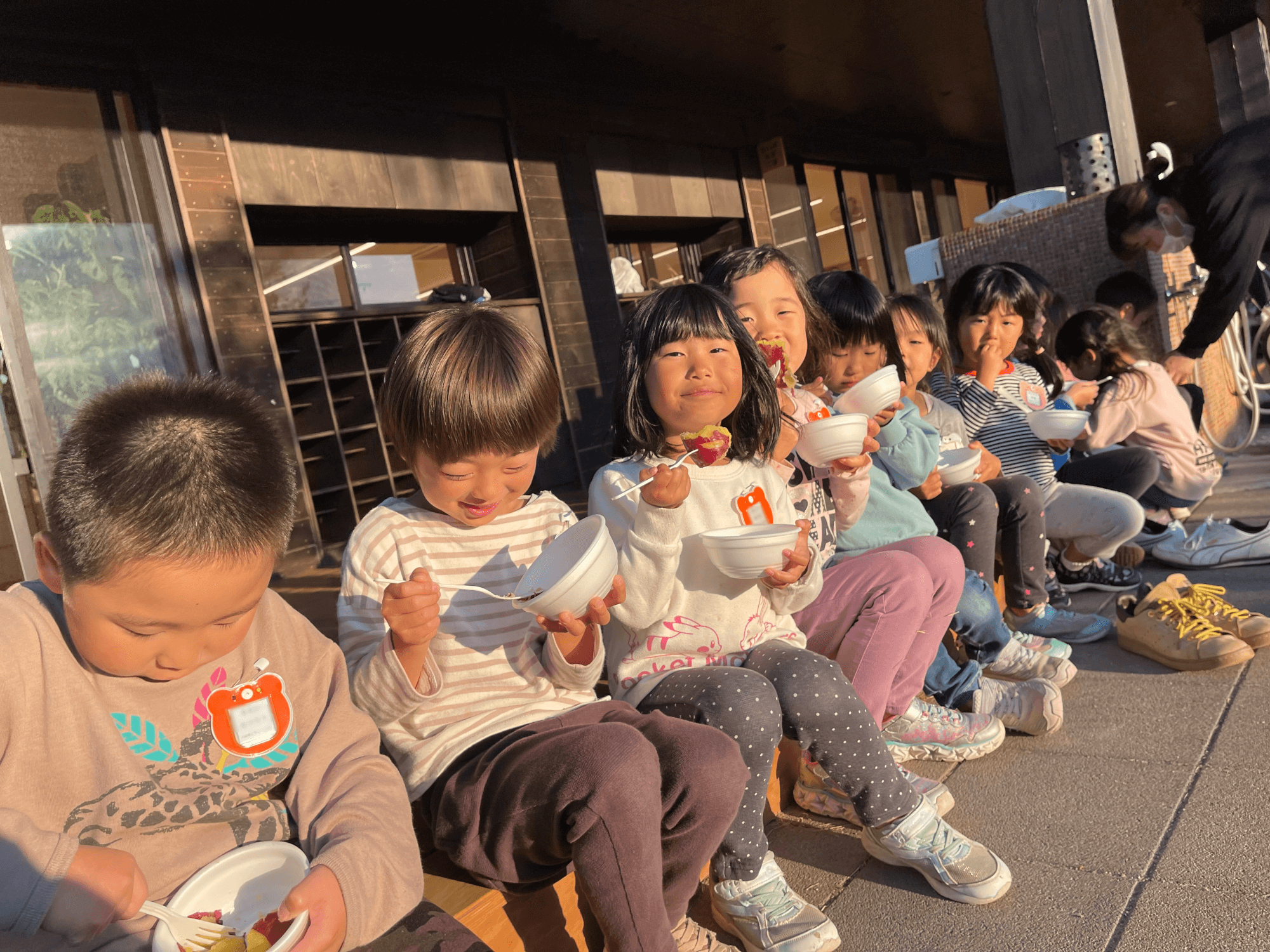 焼きあがったリングを食べる子どもたち