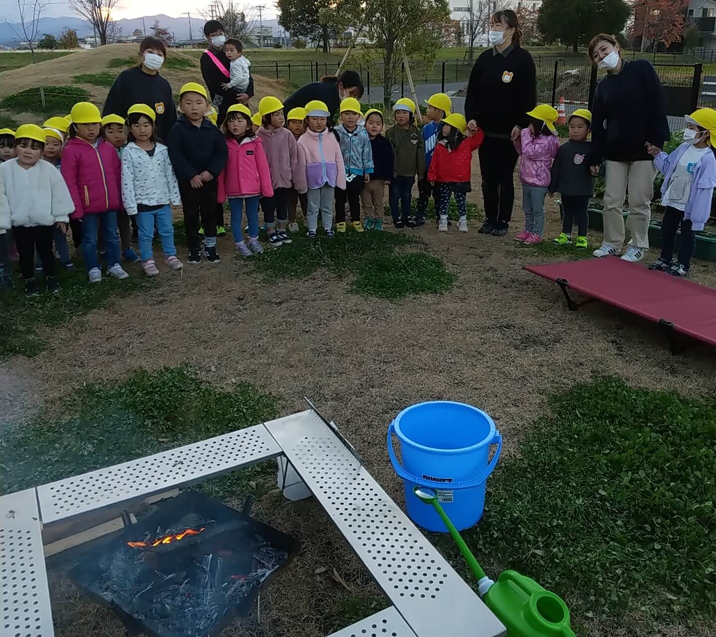 キャンプファイヤーをする子どもたち