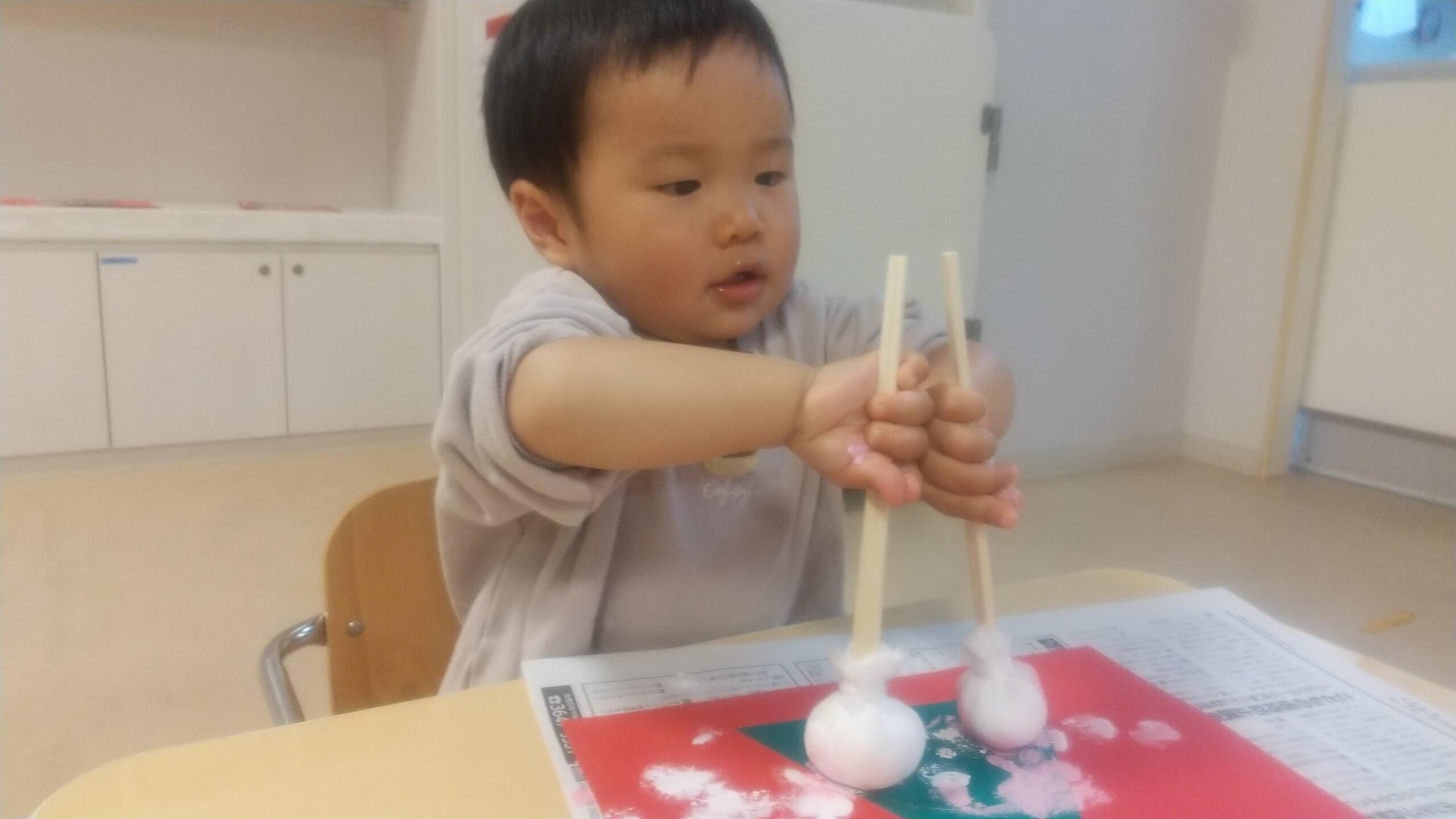 ポンポンで色を塗る0歳児