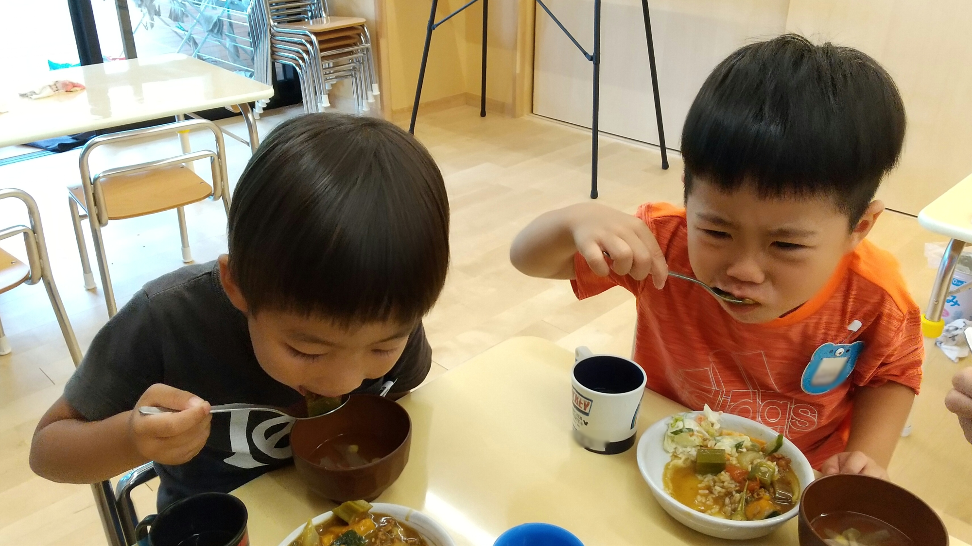 できあがったカレーを食べる子どもたち