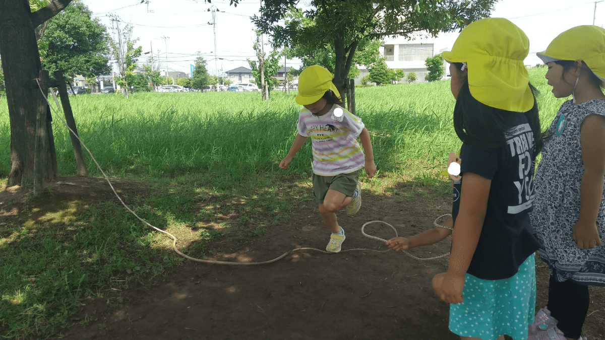 大縄跳びを始める子どもたち