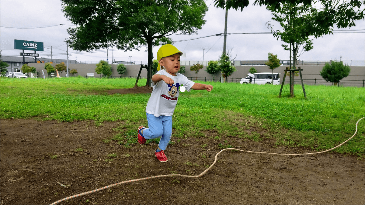 大縄跳びに参加した3歳児