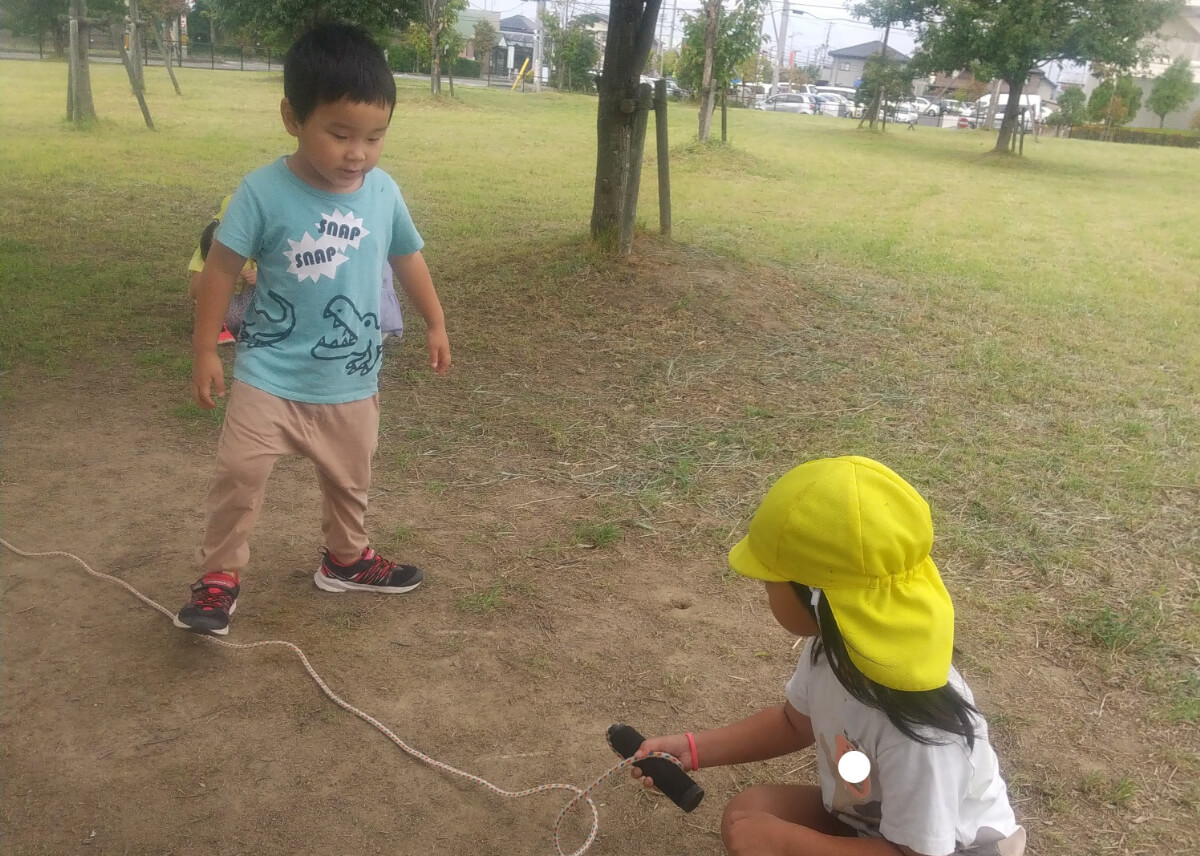 大縄跳びにチャレンジする3歳児