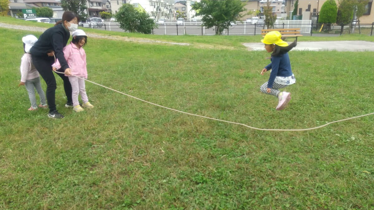 縄を回す子どもたち