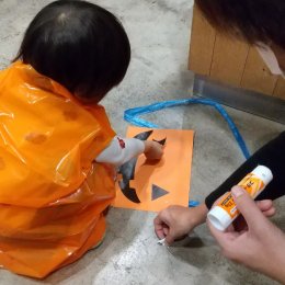 かぼちゃの顔の制作をする子ども