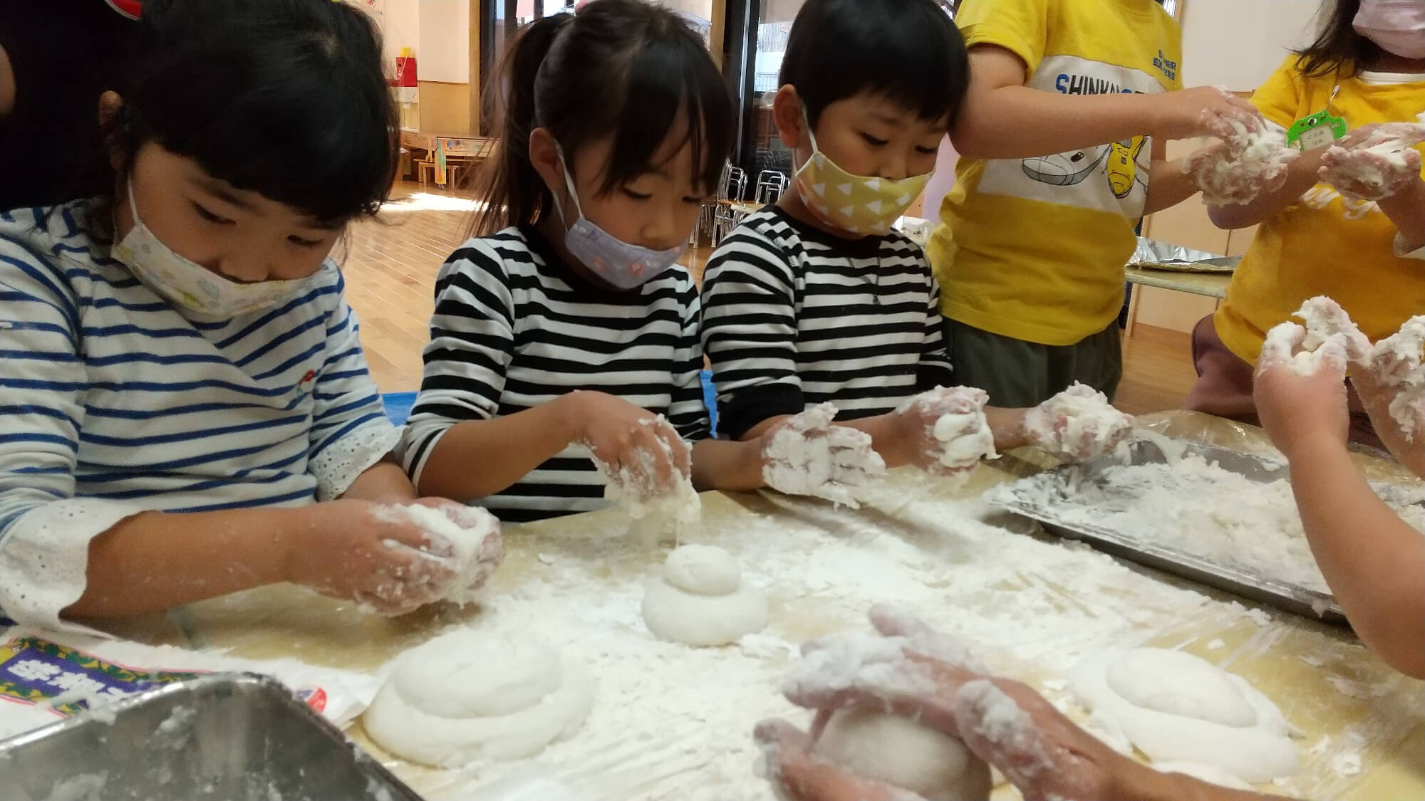 鏡餅の形成をする子どもたち