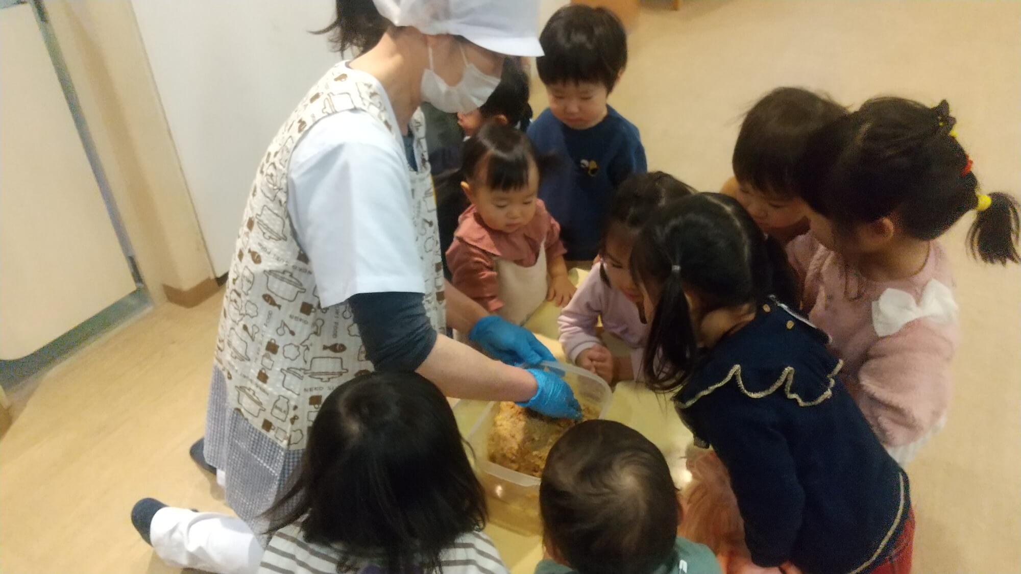 完成した味噌を見る子どもたち