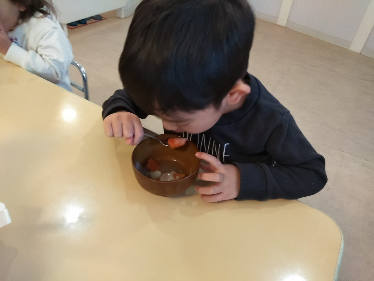 みそ汁を食べる子ども