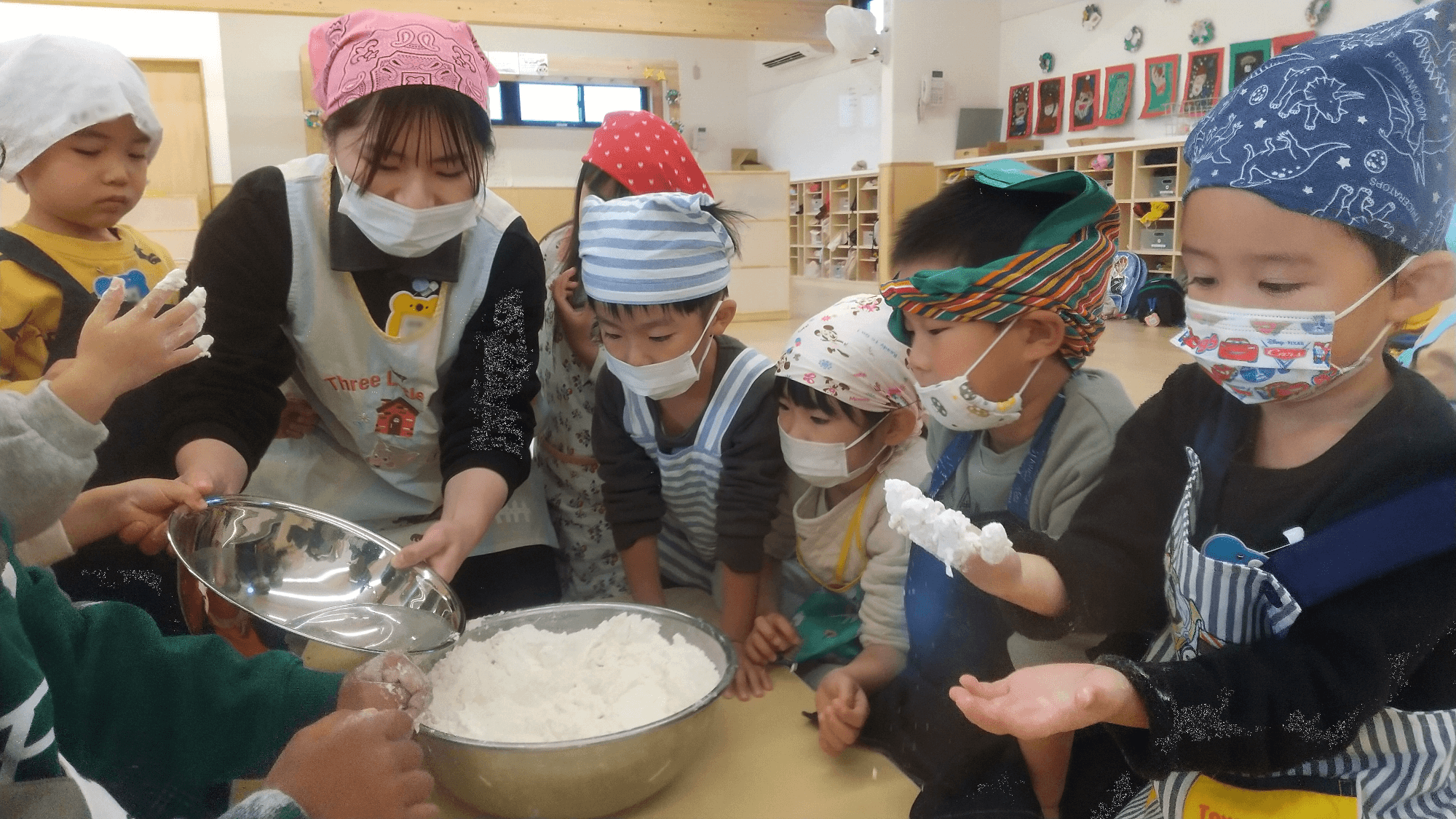 うどんの材料を混ぜる子どもたち