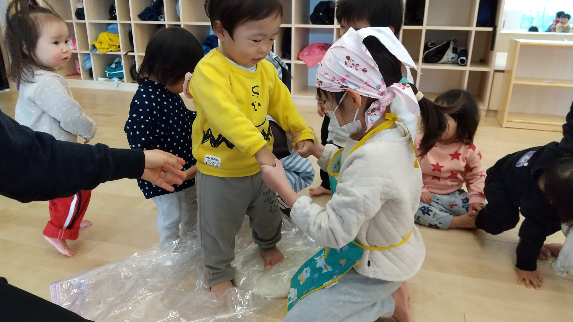 うどん生地を足踏みする子どもたち