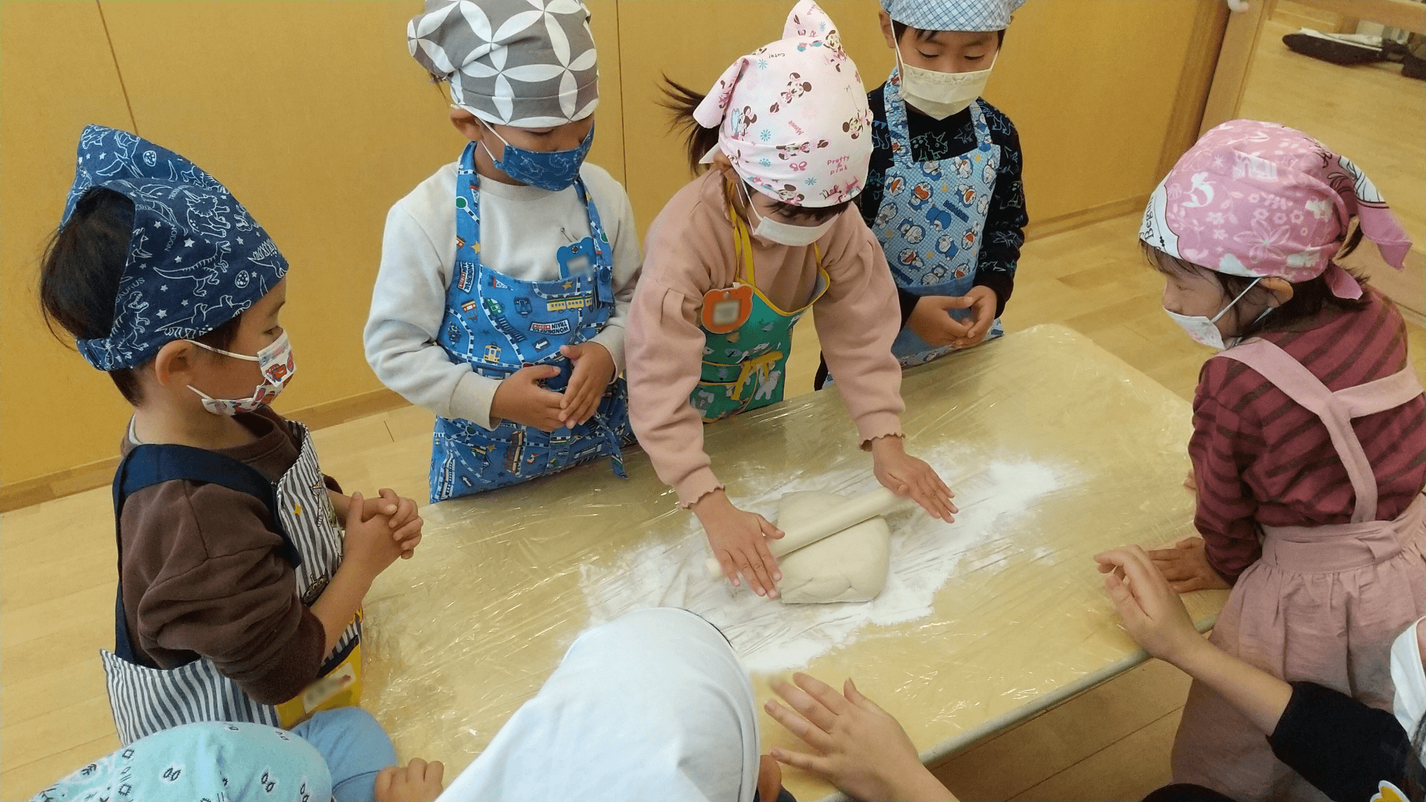 麺棒を使って記事を伸ばす子どもたち