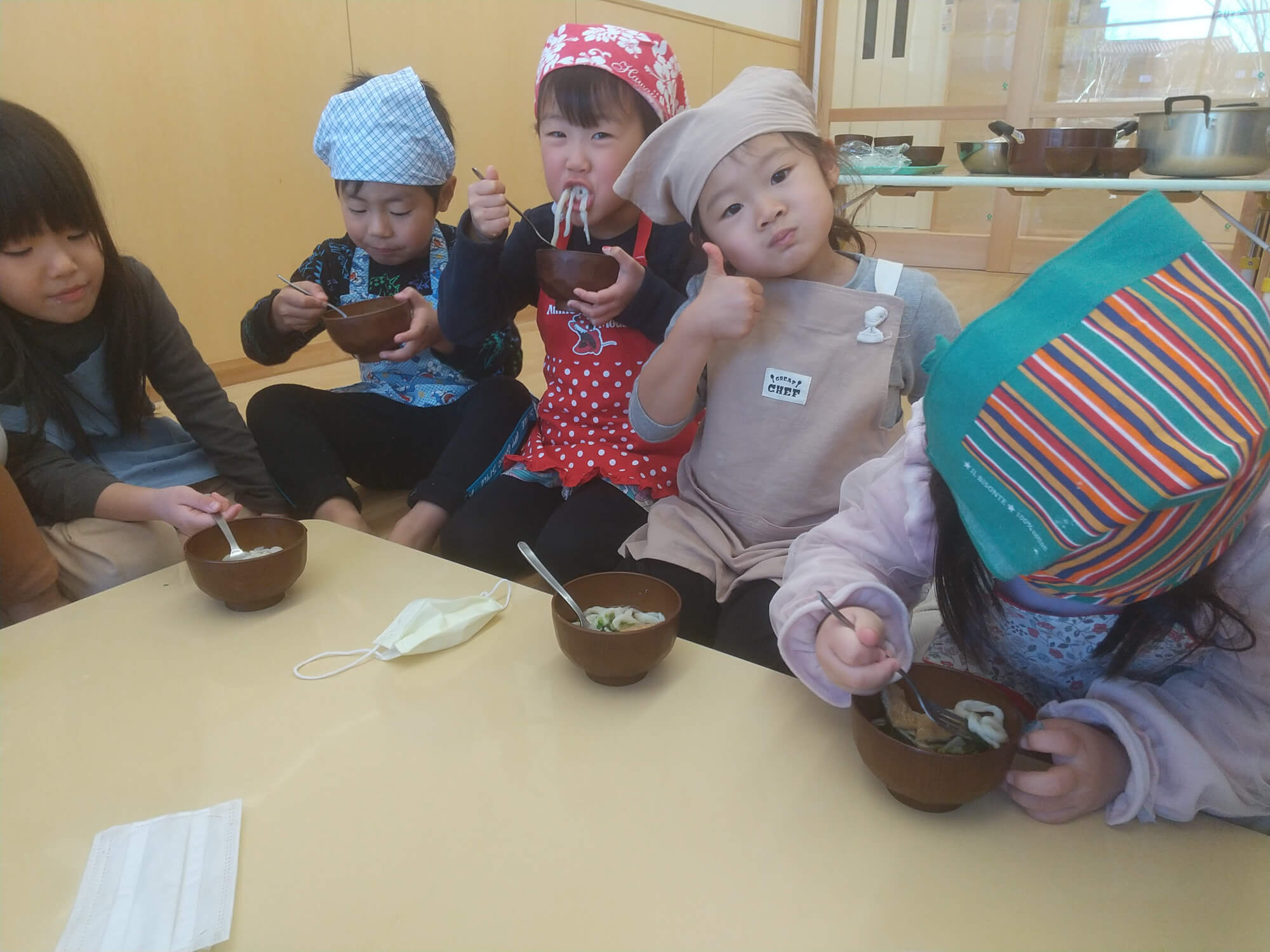 おいしそうにうどんを食べる子どもたち