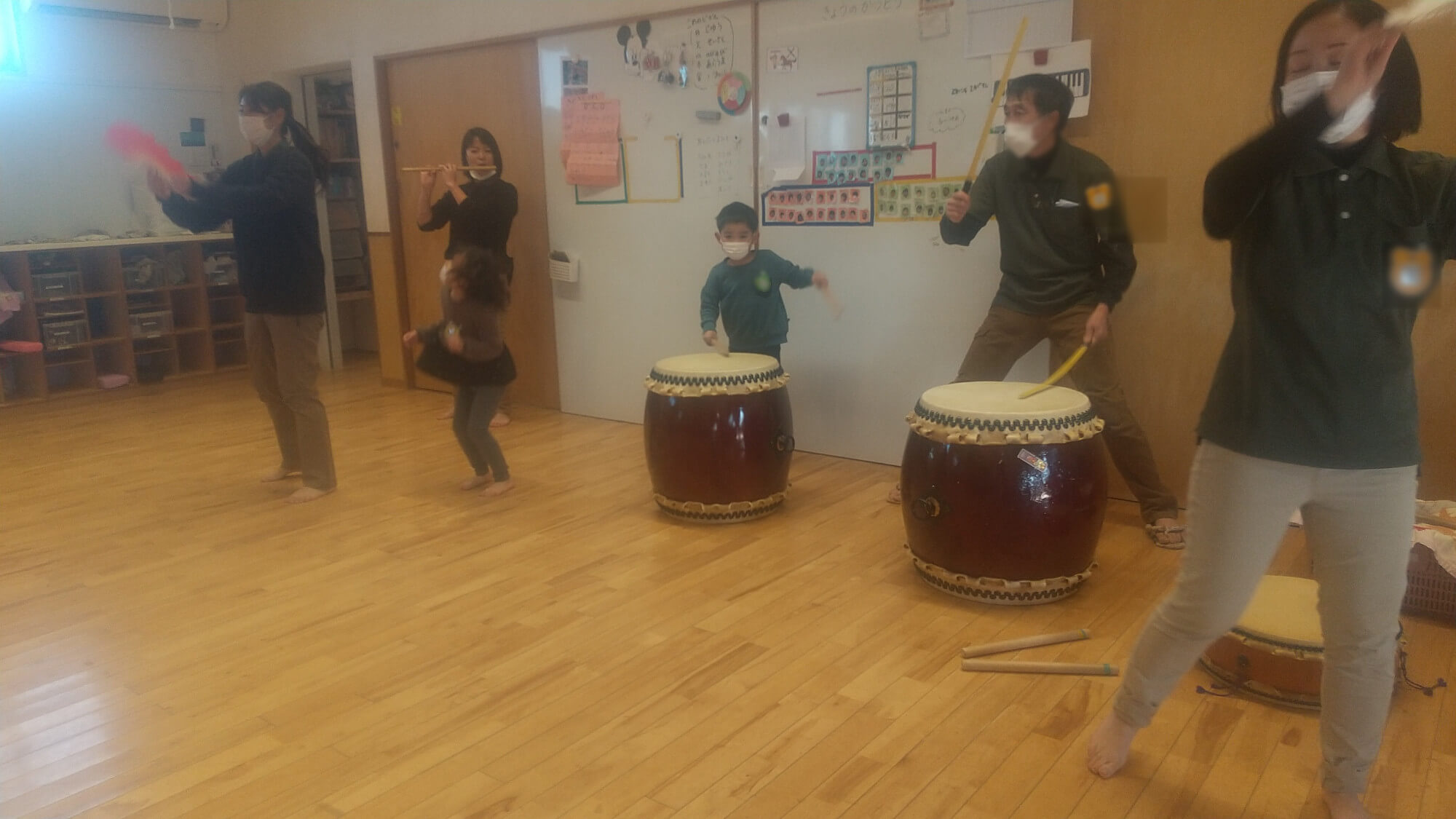 荒馬踊りや演奏に参加する子どもたち