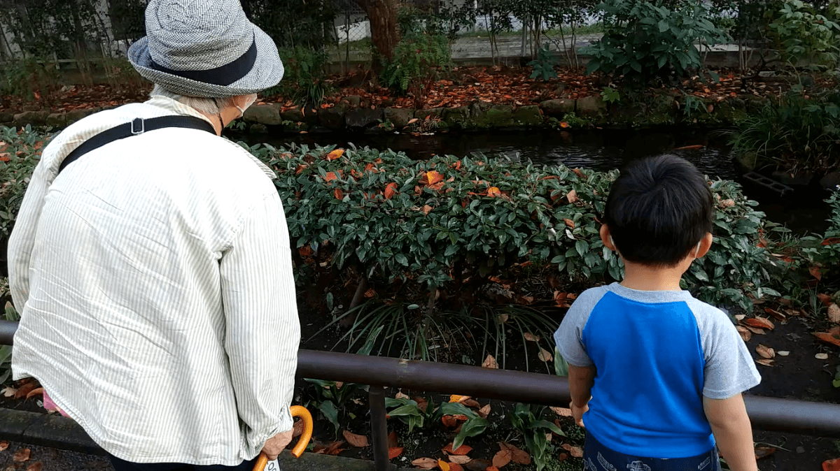 地域の方とお話する子ども