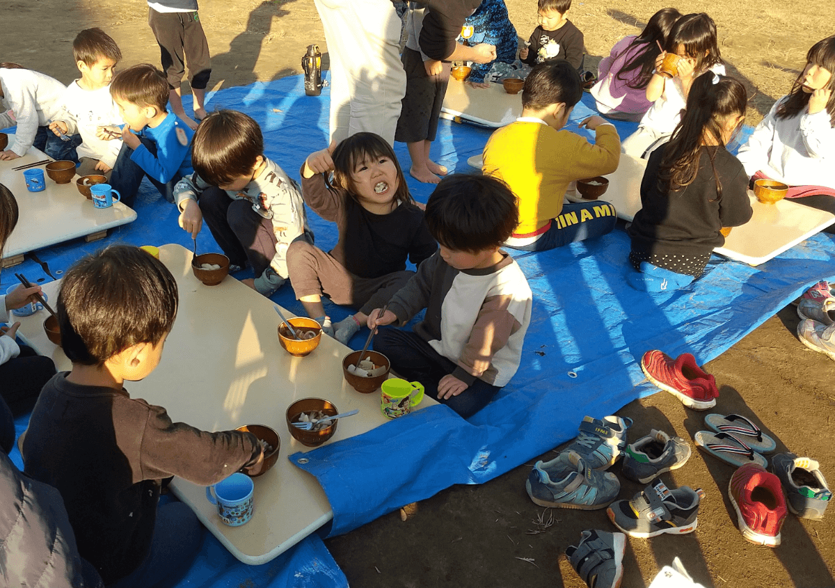 出来上がったうどんを食べる子どもたち