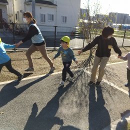 子ども発達支援センターつむぎ 浦和美園「みんなで歩くのってたのしいね」