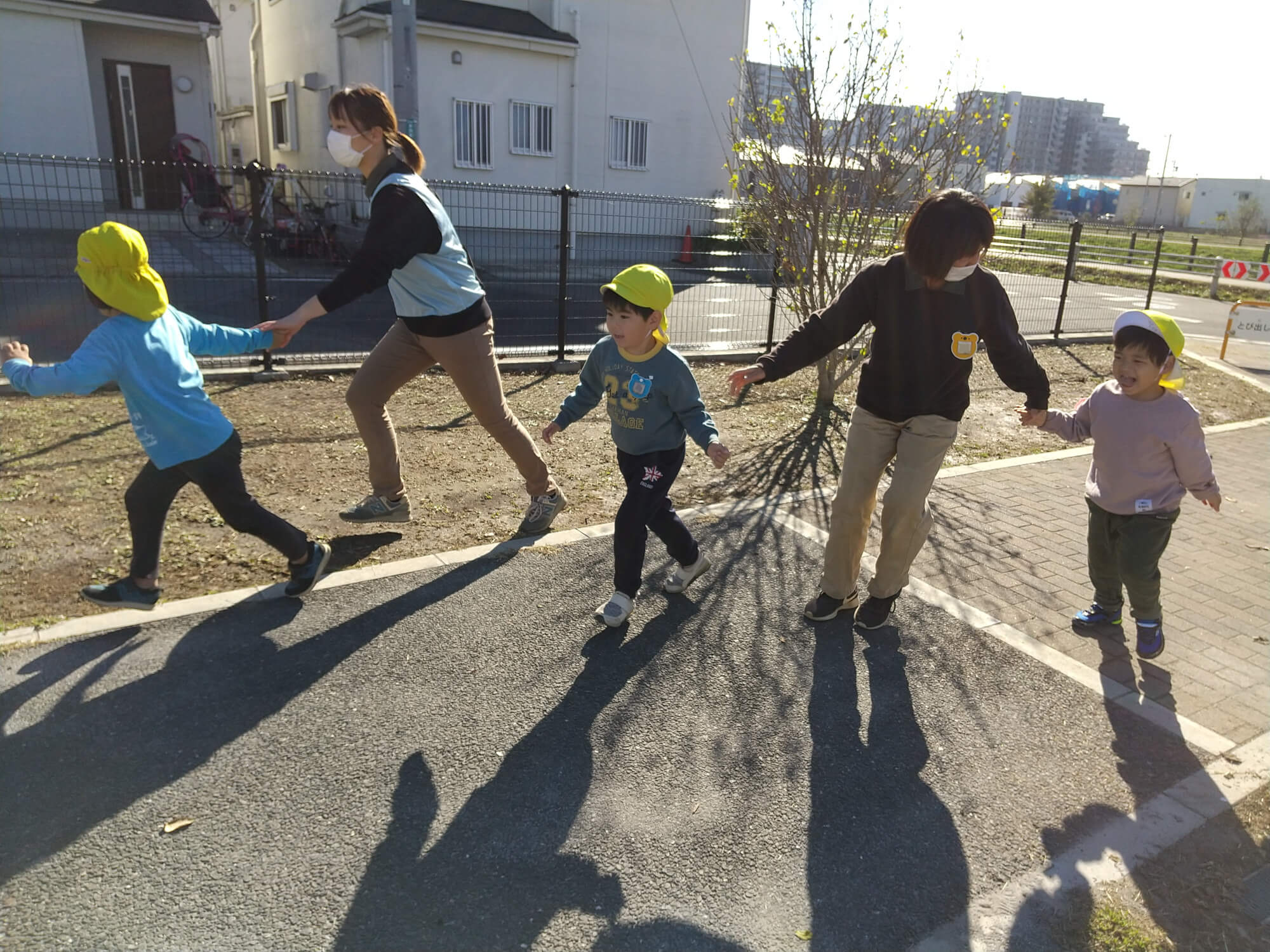 公園で遊ぶ子どもたち