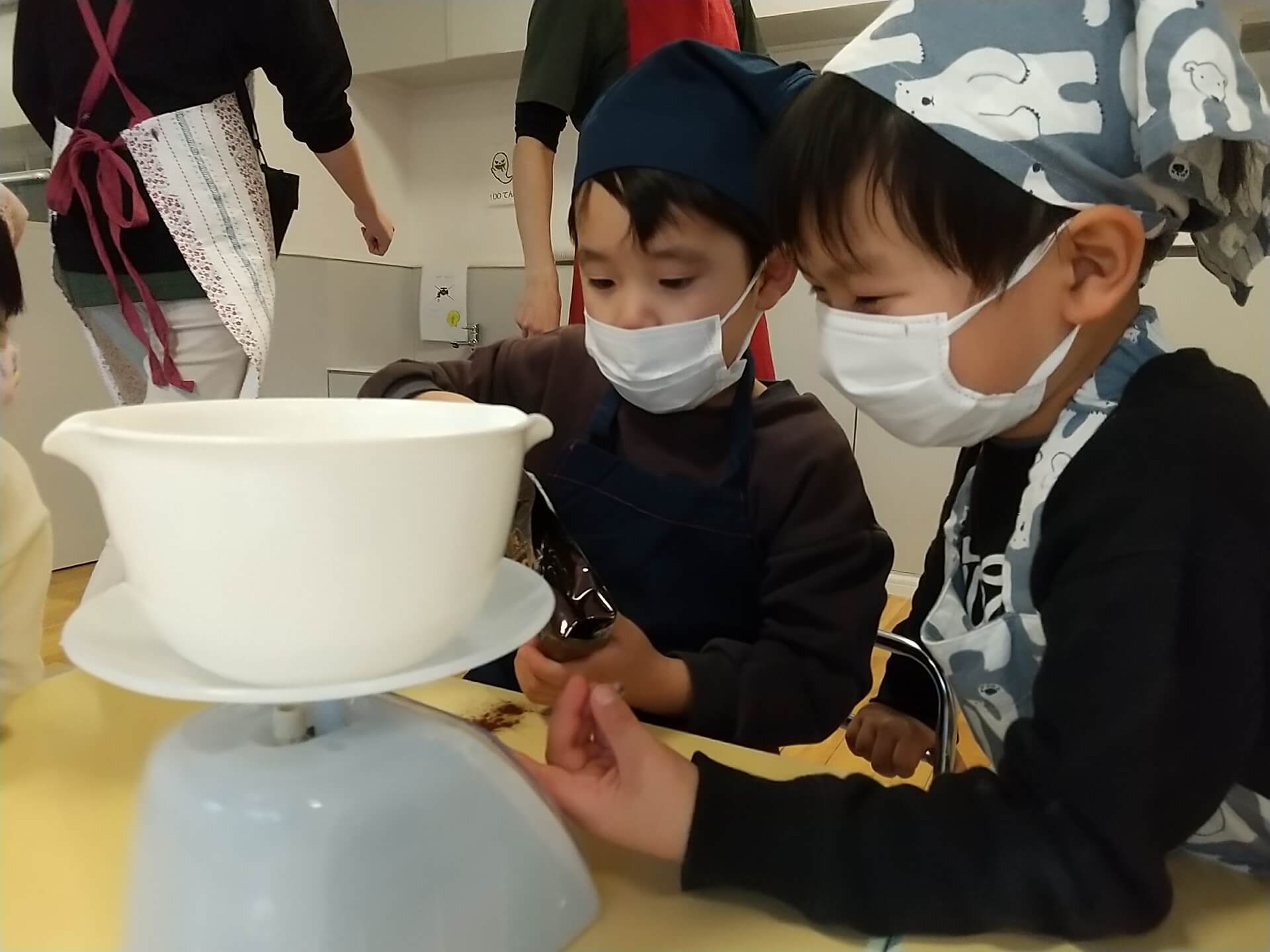 クッキーの材料を量る子ども