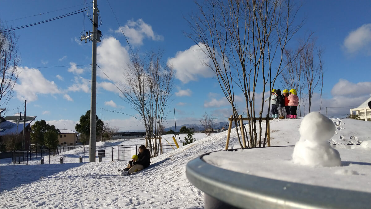 雪が積もった園庭の築山