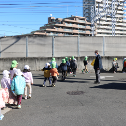 横断歩道のない場所は最大限注意を払って見守る