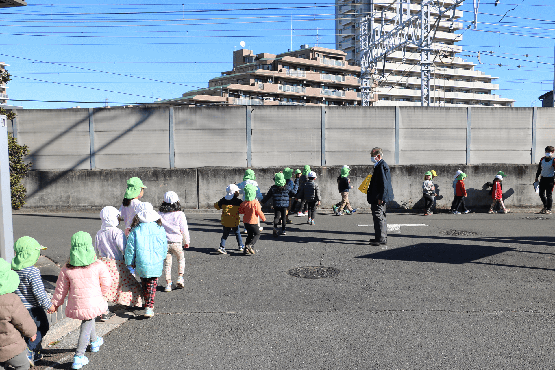 横断歩道のない場所は最大限注意を払って見守る