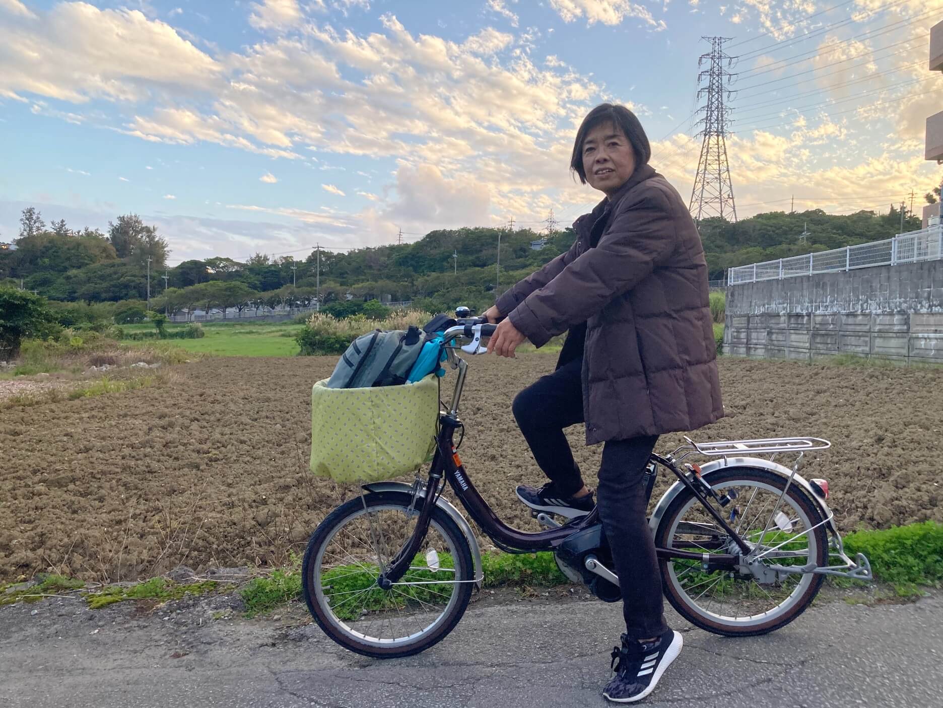 娘からのプレゼントの電動自転車に乗って通勤