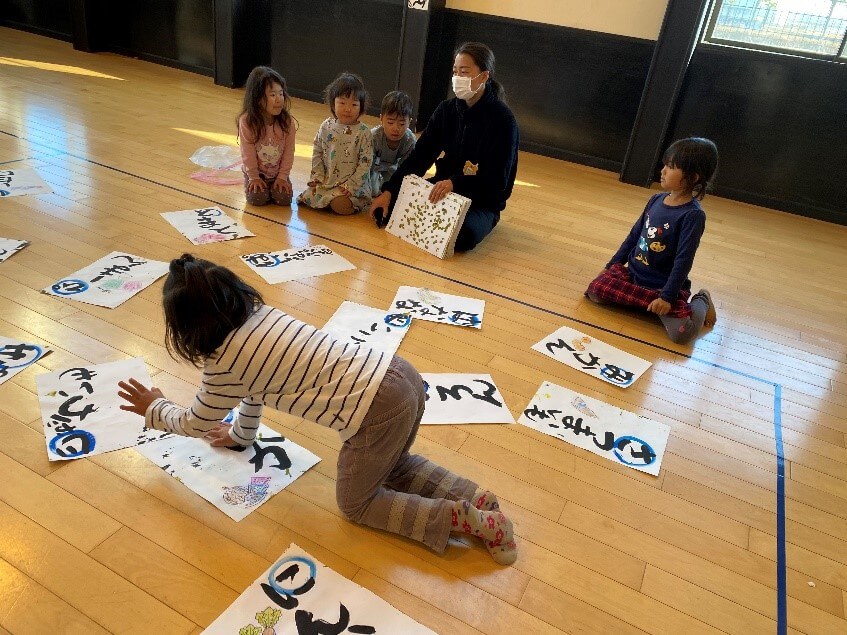 手作りカルタで遊ぶ子どもたち