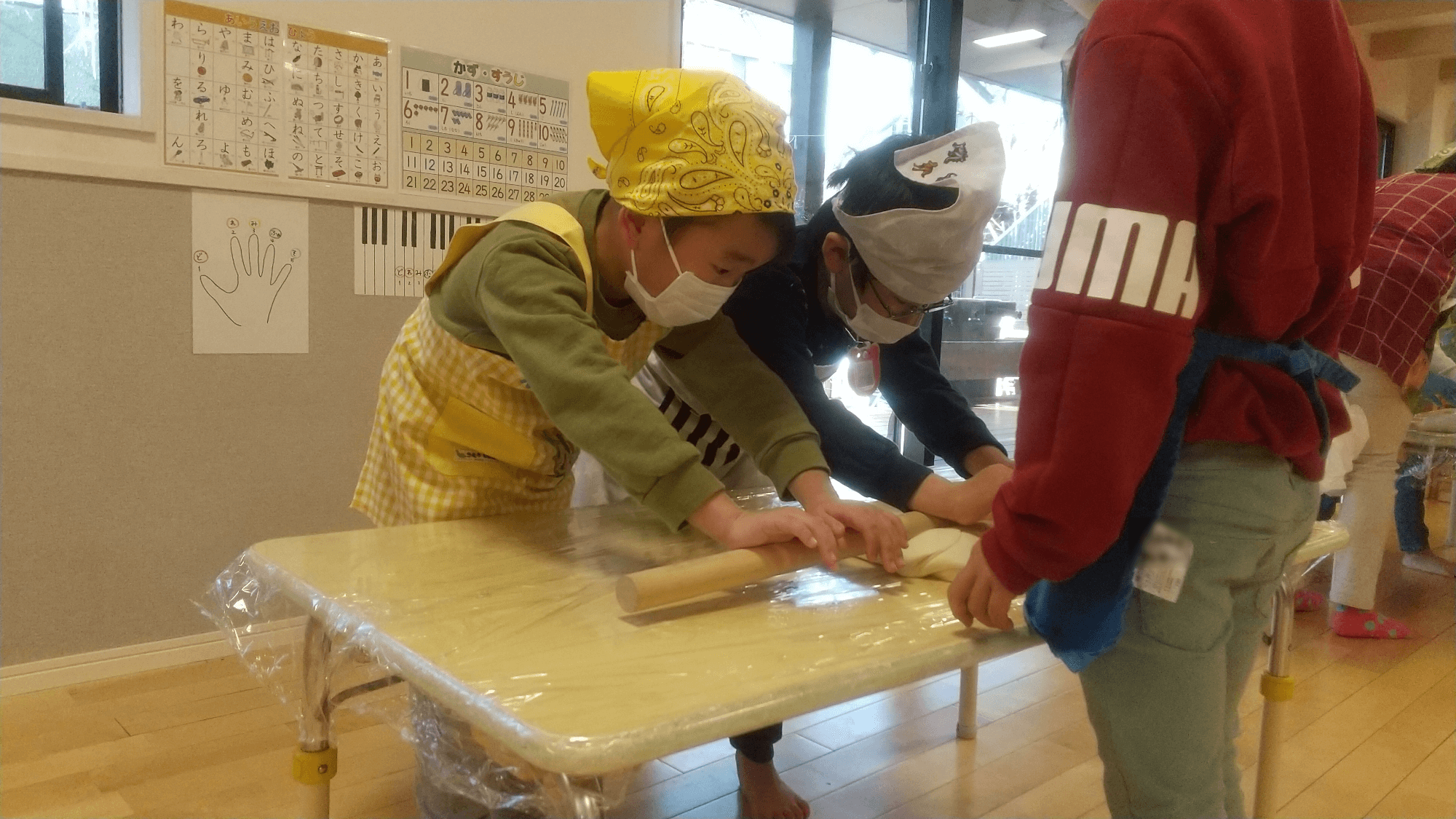 うどん生地を伸ばす子どもたち