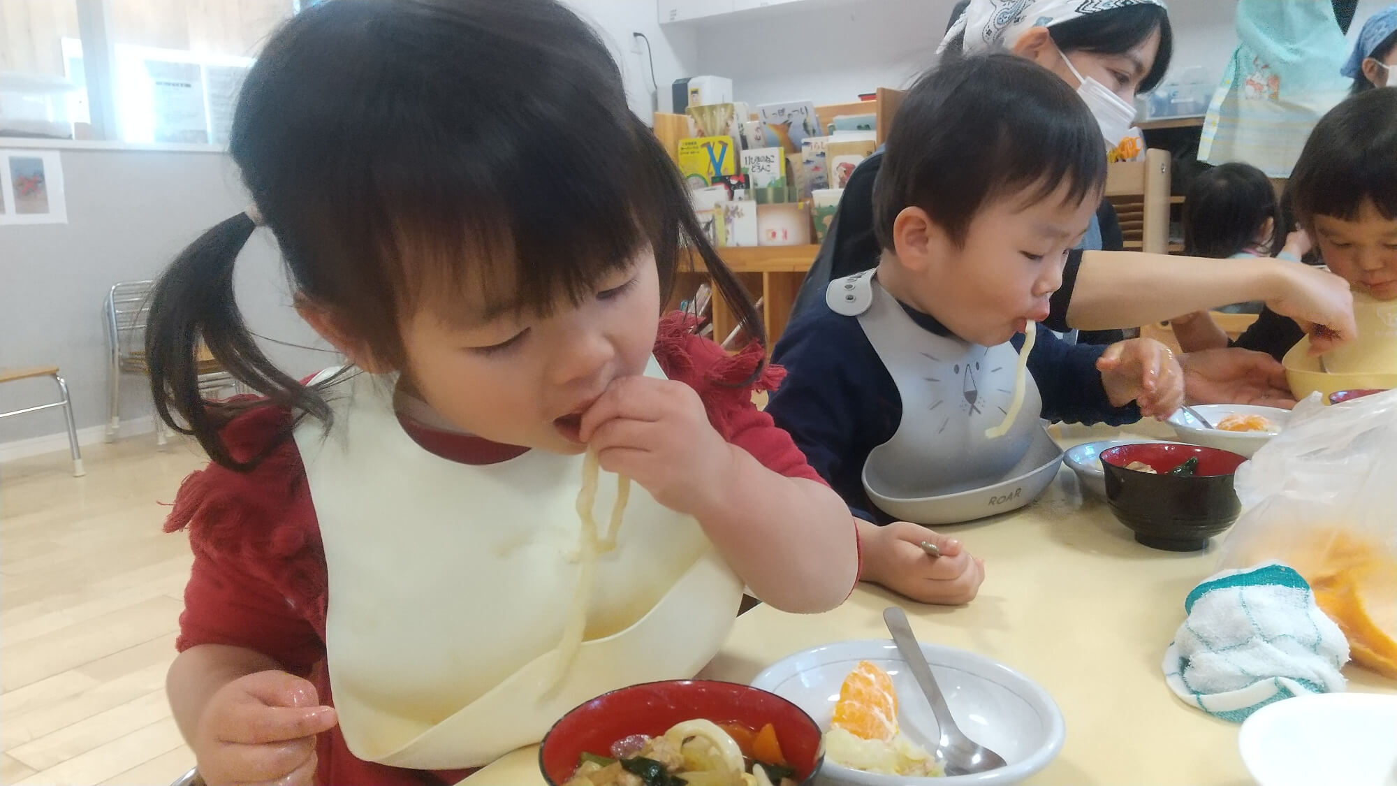 うどんを食べる子どもたち