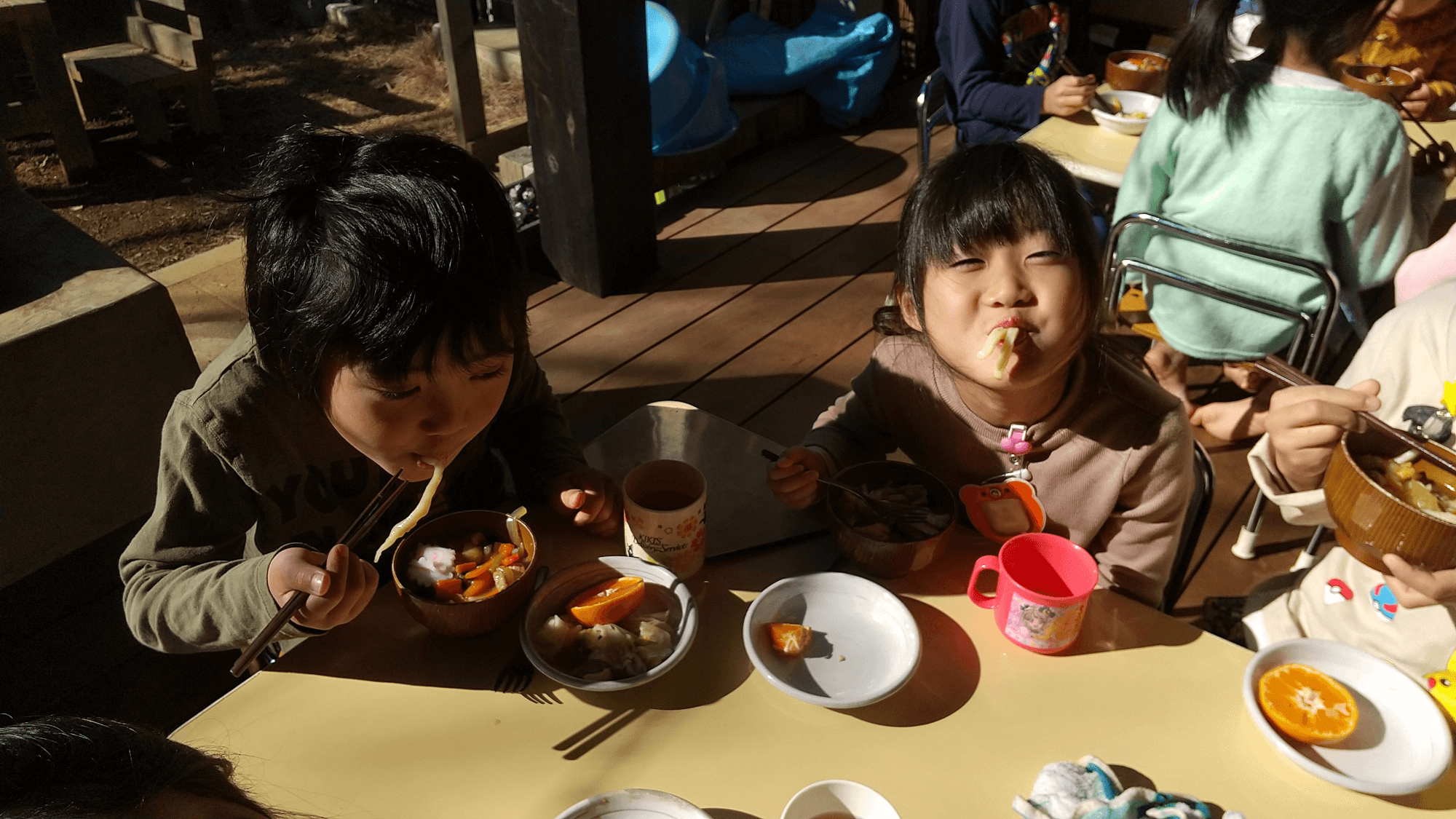 うどんを食べて笑顔になる子どもたち