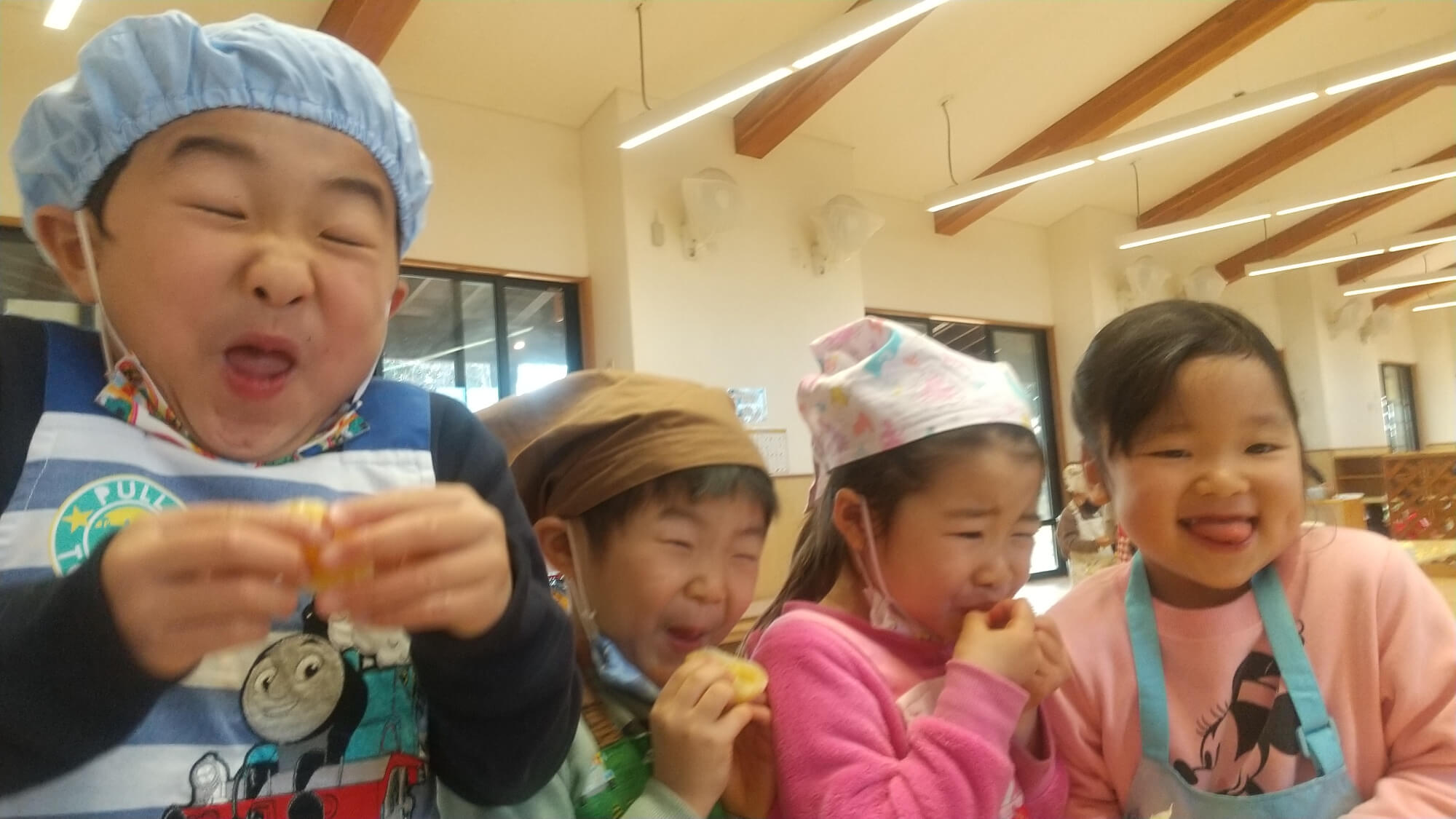 作ったジャムを試食する子どもたち